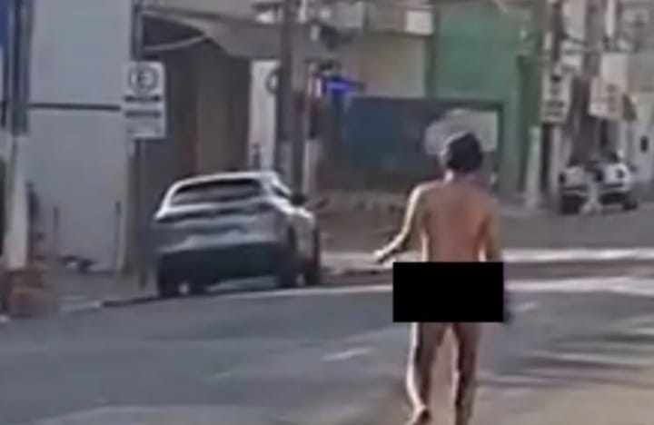 Homem desfila nu pela Rangel Pestana